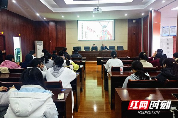 11月19日，湖南省人大代表肖笑波在邵阳学院的讲堂里进行分享。