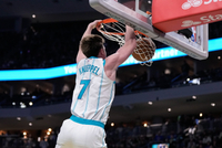 上来就开干！克尼佩尔抢到前场篮板 突破吉迪完成双手暴扣