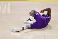 夸梅：詹姆斯不可能替补 即使他打到60岁拄着拐来比赛也得首发