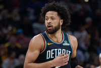 持续进化！康宁汉姆赛前领取月最佳奖杯