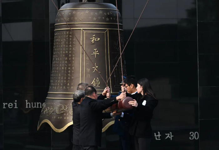 2024年12月13日，社会各界代表在侵华日军南京大屠杀遇难同胞纪念馆撞响和平大钟。新华社记者 季春鹏 摄 