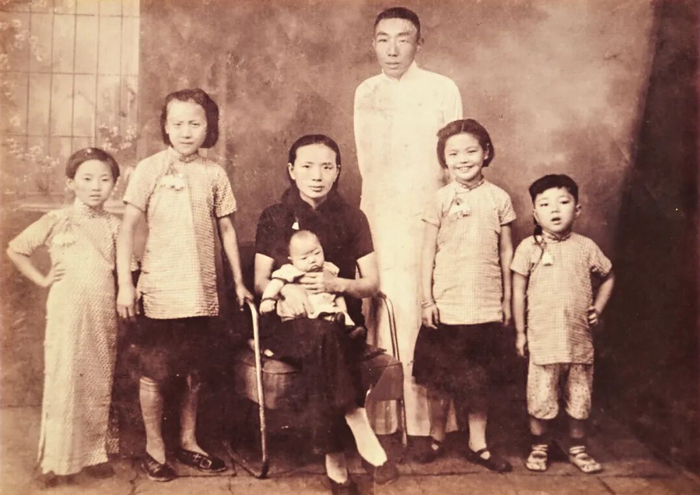 1945年，夏淑琴（左二）和妹妹（左一）与舅舅一家合影（翻拍照片）。新华社记者 季春鹏 摄 