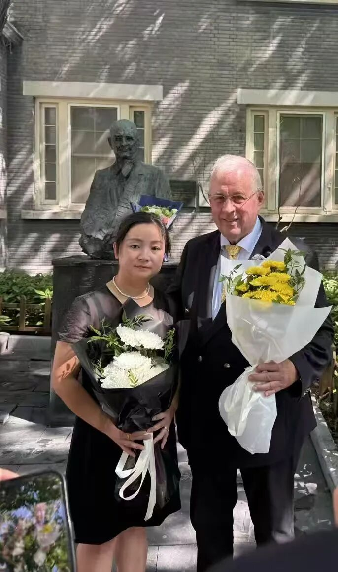 夏淑琴外孙女夏媛和拉贝孙子托马斯·拉贝在拉贝故居合影。夏媛供图