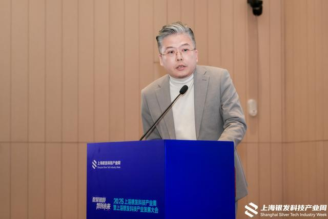 图说：上海脑研院银发研究中心主任、馨乐汇银岭生活品牌创始徐健哲介绍品牌实践。