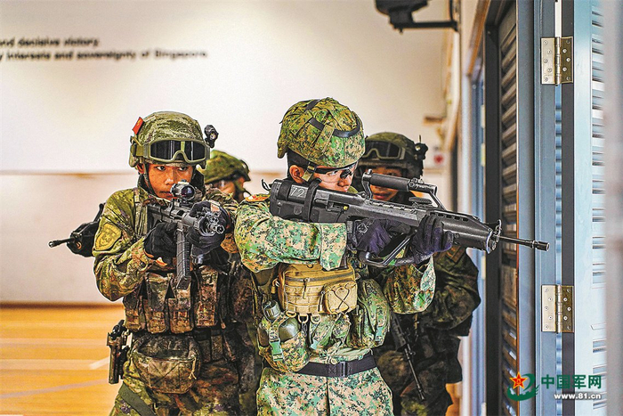 　　室内近距离战斗课目训练中，双方参训队员准备突入。陈 龙摄