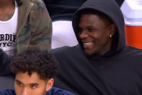 这么开心的嘛！穆迪追身三分再进追到差4分 爱德华兹场下呲牙笑