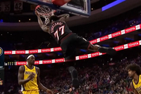 快如闪电！埃奇库姆突破越过所有防守双手飞扣