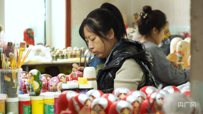 女工描绘套娃（央广网记者  张瀚予  摄）