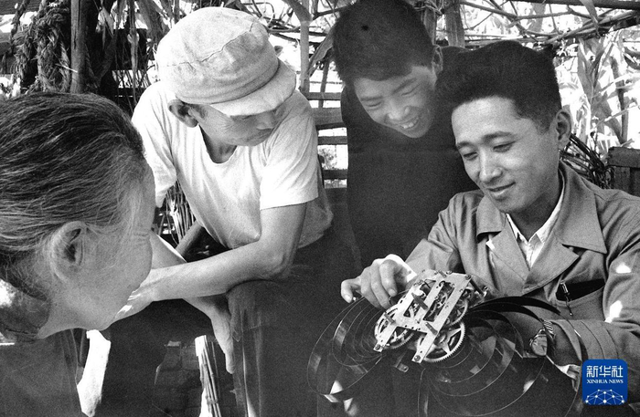 1962年，沈阳市大东区第一钟表合作社工人张秀山（右一）为社员们检修钟表。新华社记者 崔宝林 摄