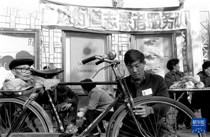 1996年，上海市黄浦区一位志愿服务队员在为居民修自行车。新华社记者 张平 摄