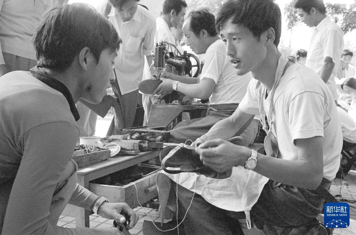 1982年，北京市东城区综合修理加工厂修鞋工为顾客修鞋。新华社记者 郑书福 摄 