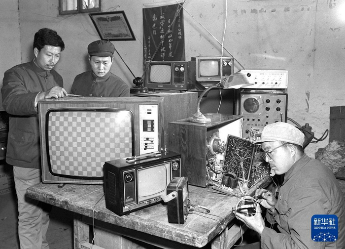 1979年，河南省许昌市五交化公司维修门市部职工在维修电视机。新华社发（蔡玉琦 摄）