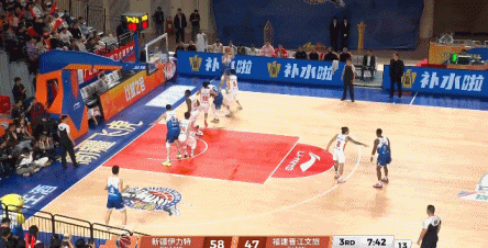 熟悉的剧情！新疆下半场上来一波12-0的攻势 分差来到17分