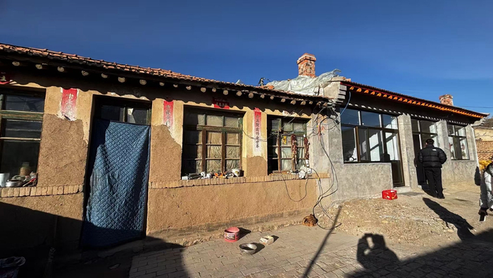 图示：陈天奎家的老屋和新房。