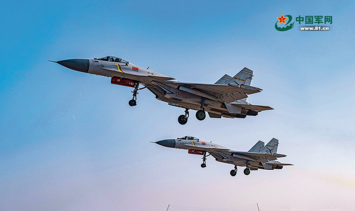 　　12月上旬，海军航空大学某团开展飞行训练。徐英龙 摄