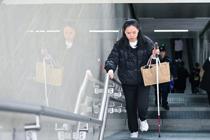 成都无障碍出行服务温暖视障女孩出行路