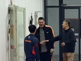 郭士强赛前和徐杰会面 两个人聊了一会 广东总经理朱芳雨也在