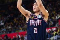 直播吧：徐杰前往医院进行了眉骨缝针