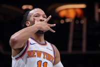 外线开炮！布伦森追身三分命中 赌城送飞吻打停魔术