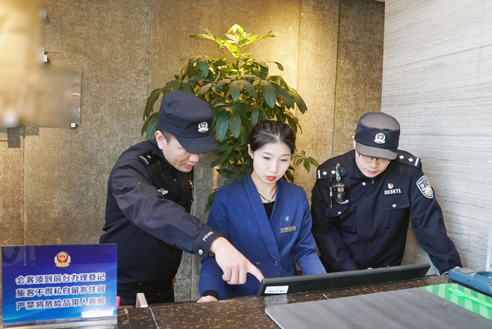 治安总队民警对旅店业单位进行检查