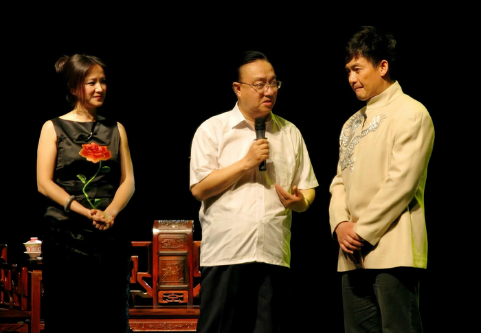 ▲2008年，邢岷山与何晴为浙江昆剧团老同学的专场演出助阵，担任主持人。受访者供图