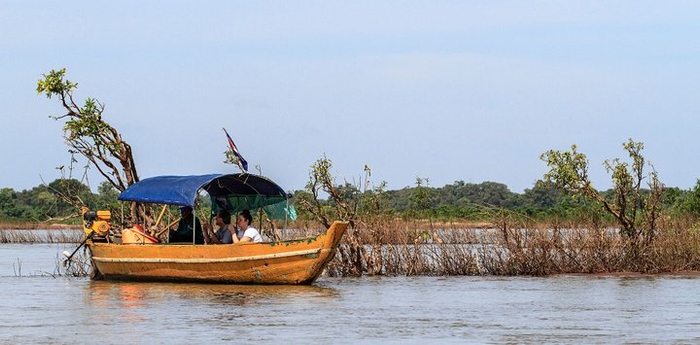 游客在湄公河上乘小船观赏伊洛瓦底江豚。视觉中国供图