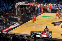 敢担当！文班从屏幕外冲回底线接关键球 避免球队失误！