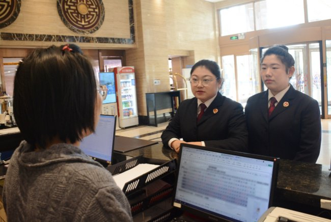 10月24日，青岛市李沧区检察院检察官就系列虚假诉讼案回访青岛某商贸有限公司注册地。