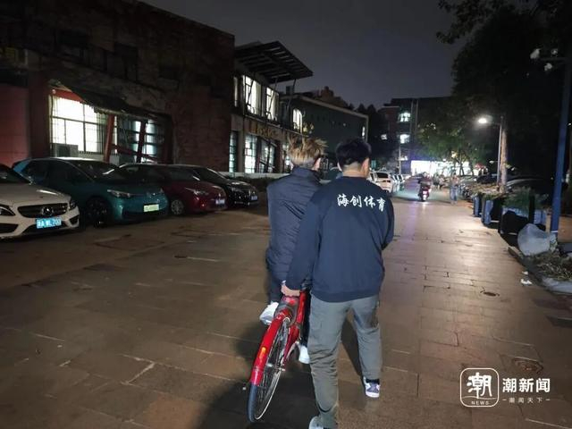 教练在教学员骑车 受访者供图 