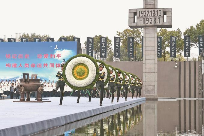12月13日上午10时，南京大屠杀死难者国家公祭仪式在侵华日军南京大屠杀遇难同胞纪念馆举行。 本报记者 吴胜 万程鹏 赵亚玲 摄