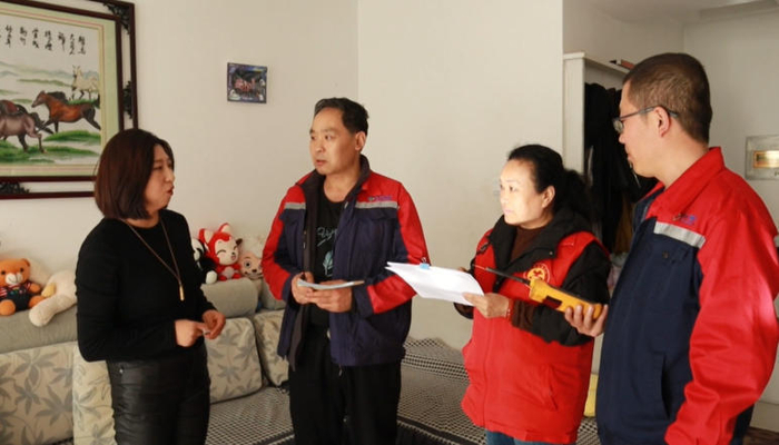甘肃省平凉市崆峒区供热工作人员在入户走访。新华社发