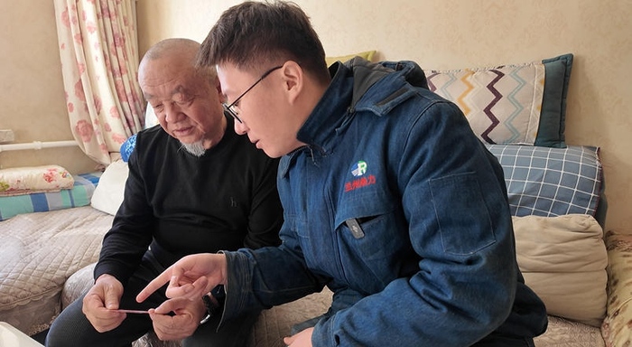 甘肃省兰州市范坪热网有限公司供热工作人员在兰州市七里河区居民家中走访。新华社记者 多蕾 摄
