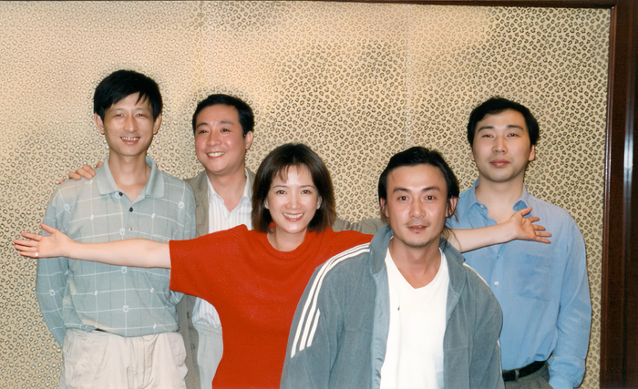 ▲何晴与邢岷山等人的昔日合照 受访者供图