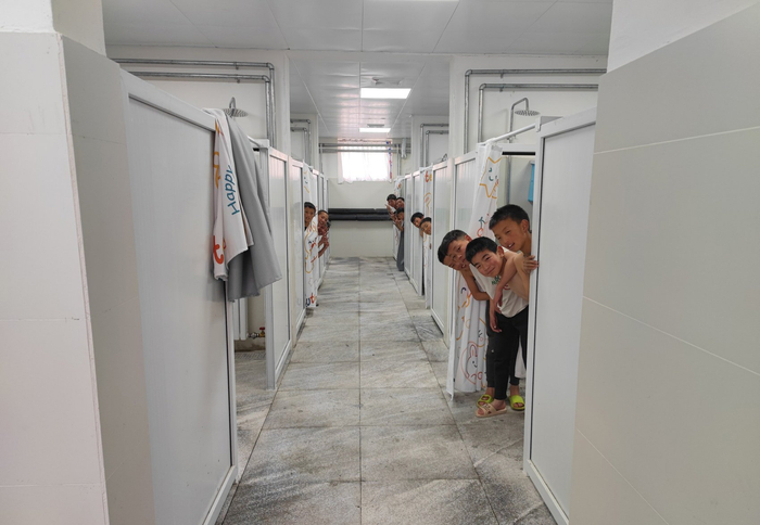学生洗浴设施建设项目让学生洗上了热水澡。 受访者供图