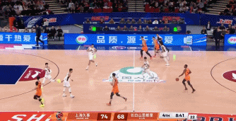 穿针引线！弗格不看人击地妙传 王哲林接球起飞双手暴扣