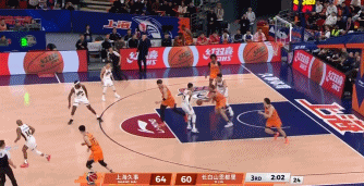 火力全开！李弘权三分命中 上海轰出11-0占据场上主动