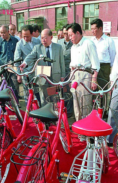 1990年6月3日，王丙乾同志在天津自行车厂考察。新华社记者 杨宝坤摄