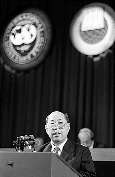 　　1990年9月25日，国际货币基金组织和世界银行年会在美国首都华盛顿开幕。这是王丙乾同志在会上发言。新华社记者 韩居策摄