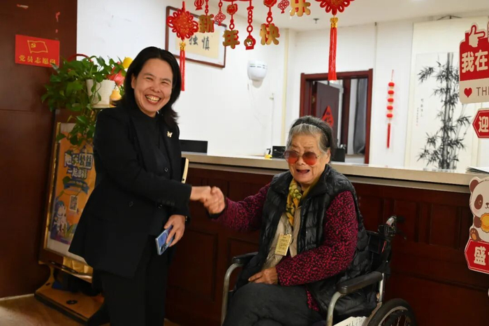 ​11月，泰山医养中心的工作人员和老人在一起 周盛平 摄