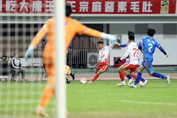 长沙队刘沛林（白衣左一）准备传中。摄影/陈杰