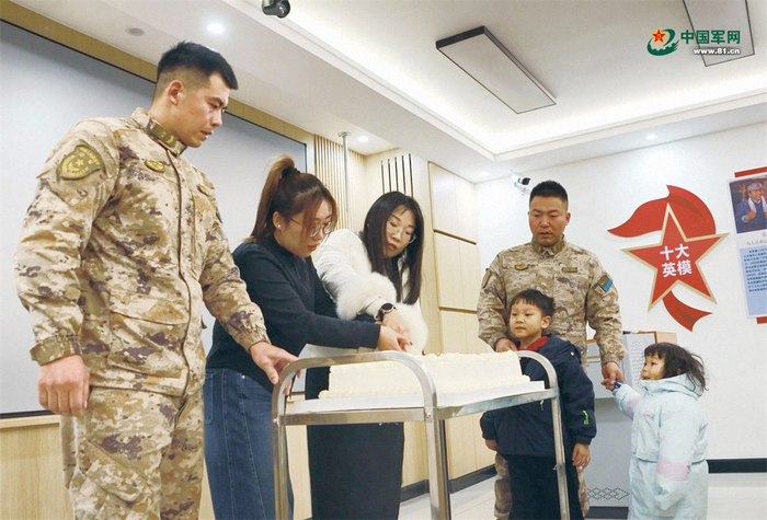 　　连队邀请老兵家人一起吃蛋糕。