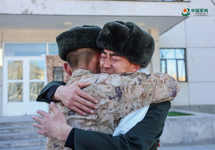 　　老兵（右）与战友惜别。