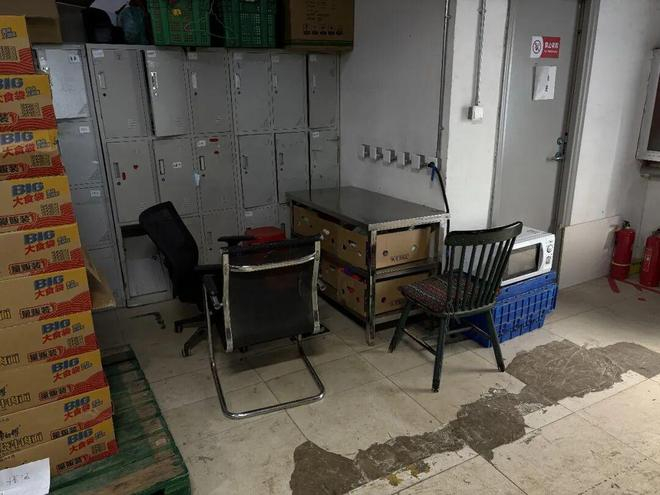 ▲分拣员在分拣仓一角吃饭休息。图 / 每日人物摄