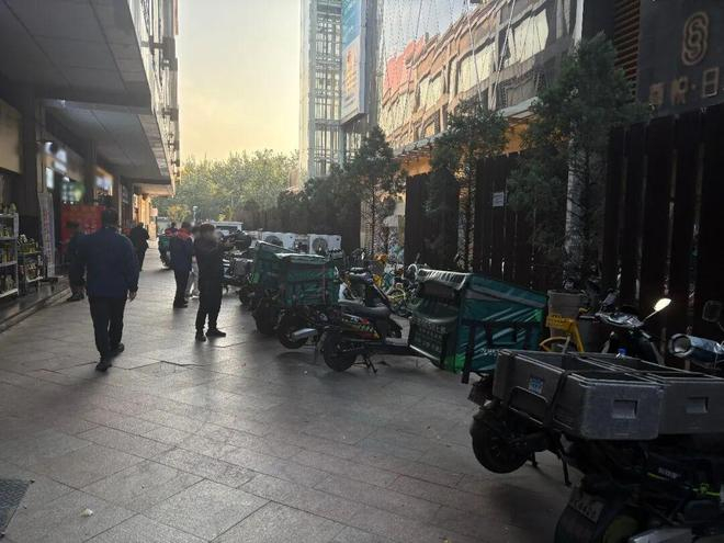 ▲分拣仓库外日常会停止许多辆电动车。图 / 每日人物摄