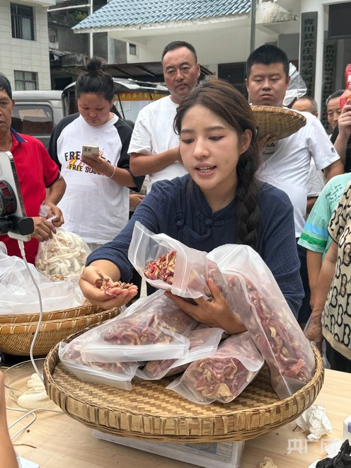 阿梓正在直播销售农副产品（央广网  发受访者供图）