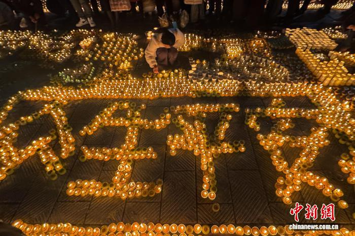 12月14日，塔尔寺燃灯日现场的“众生平安”字样灯阵。中新社记者 陈宗淇 摄