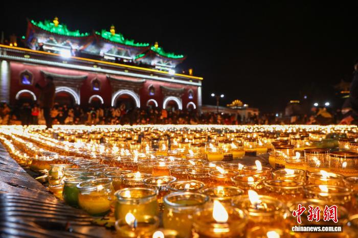 12月14日，塔尔寺燃灯日现场。中新社记者 马铭言 摄
