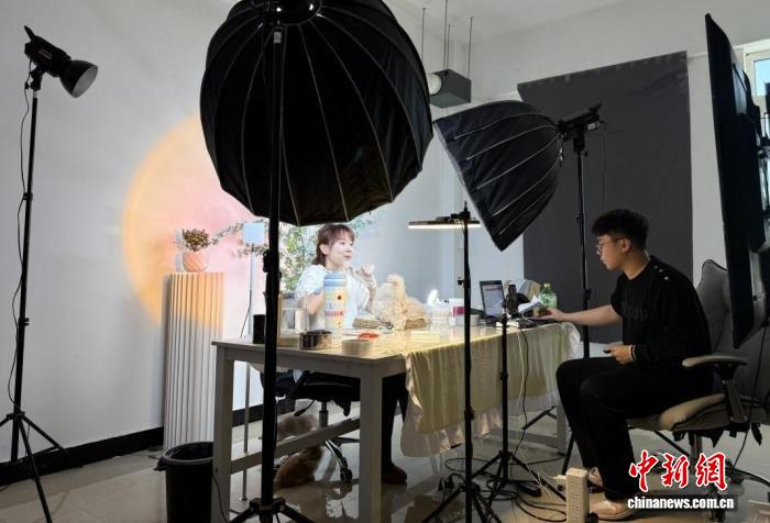 工作人员在做宠物直播。苏家屯区委宣传部供图