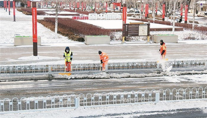     近日，环卫工人在辽宁省沈阳市沈河区清扫路面积雪。 图片来源：视觉中国