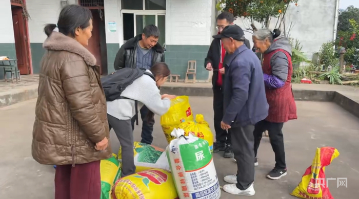 阿梓在村民家收货（央广网发  受访者供图）